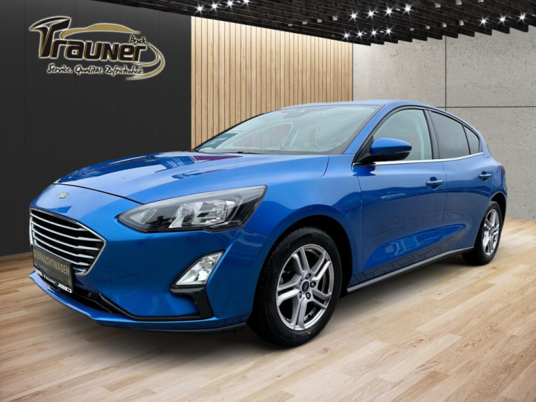 Blauer Ford Focus 5-Türer auf Ausstellungsfläche im Autohaus Trauner
