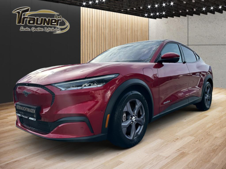 Roter Ford SUV als Gebrauchtwagen im Showroom des Autohaus Trauner in Bruck