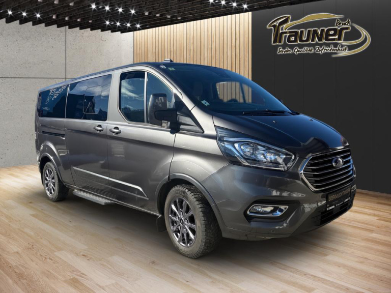 Grauer Ford Transit Custom in einem Showroom im Autohaus Trauner in Bruck