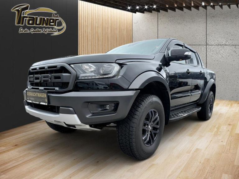 Ford Ranger Doppelkabine Raptor als schwarzer Pickup in der Ausstellung, Front- und Seitenansicht