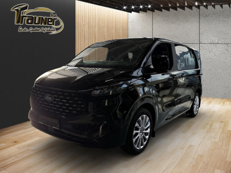 Schwarzer Ford Van im Showroom des Autohauses Trauner in Bruck