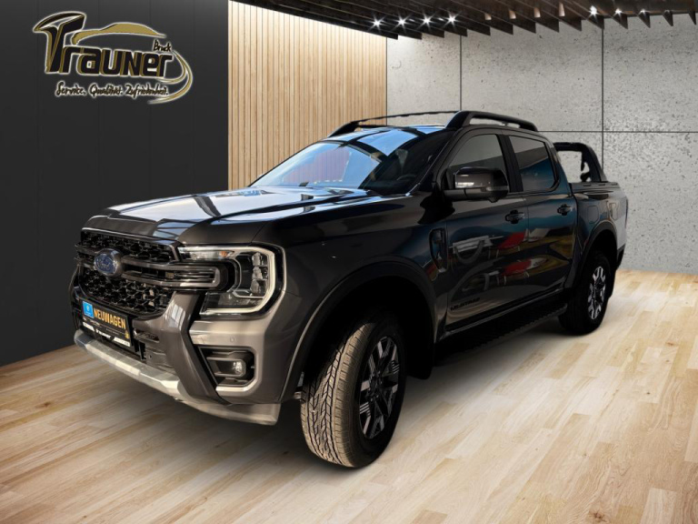 Schwarzer Ford Pickup im Schauraum des Autohaus Trauner in Bruck an der Leitha