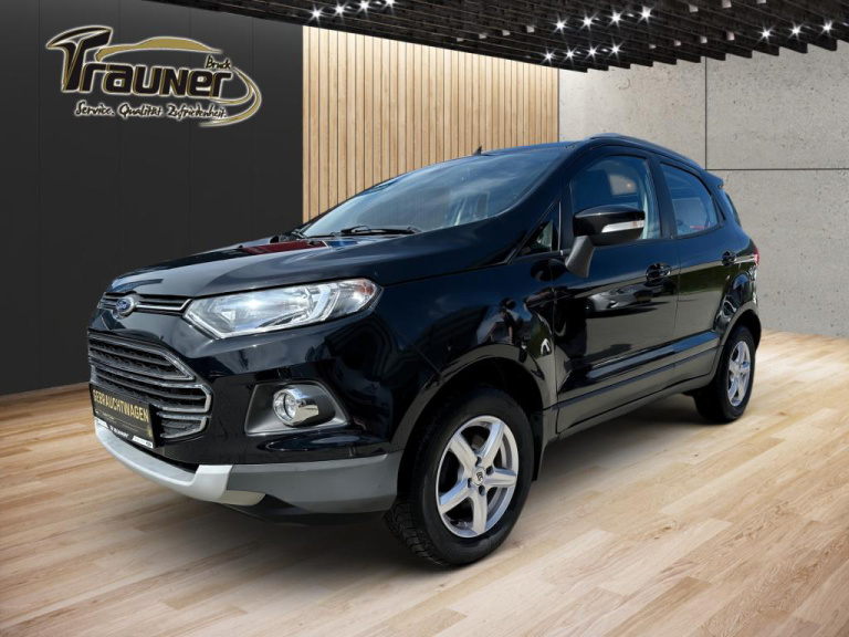 Schwarzer Ford EcoSport im Schauraum auf hellem Holzboden
