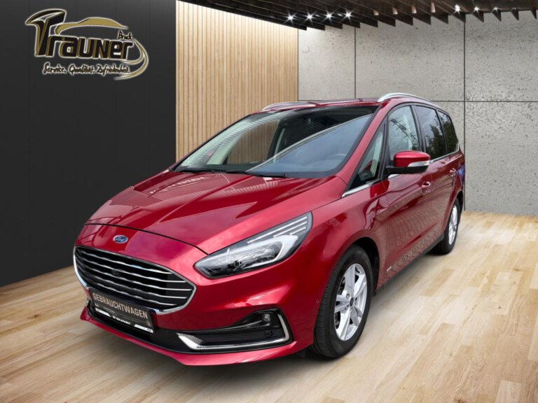 Roter Ford Galaxy Titanium in Frontansicht in einem modernen Ausstellungsraum