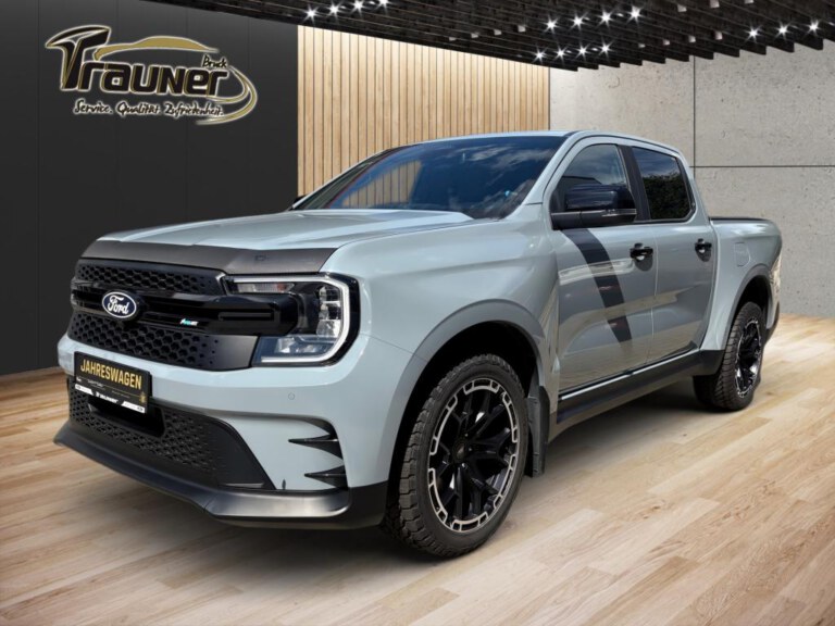 Grauer Ford Ranger MS-RT als Doppelkabinen-Pick-up in einem hellen Ausstellungsraum