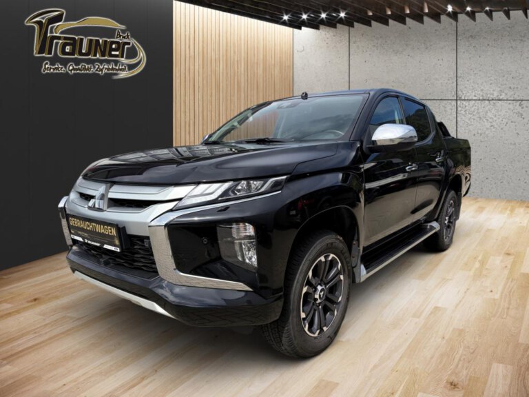 Schwarzer Mitsubishi L200 Diamond Doppelkabine als Pickup in einem hellen Ausstellungsraum