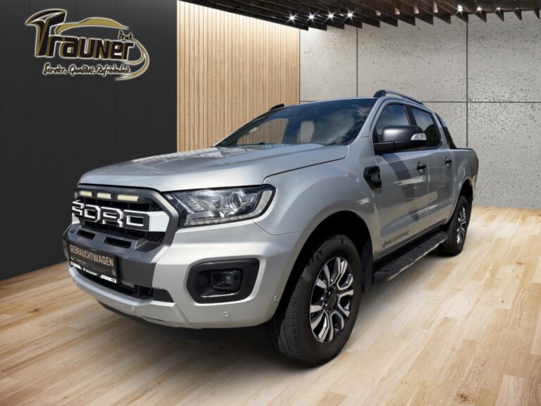 Silberner Ford Ranger Doppelkabine als Pick-up in einem hellen Ausstellungsraum