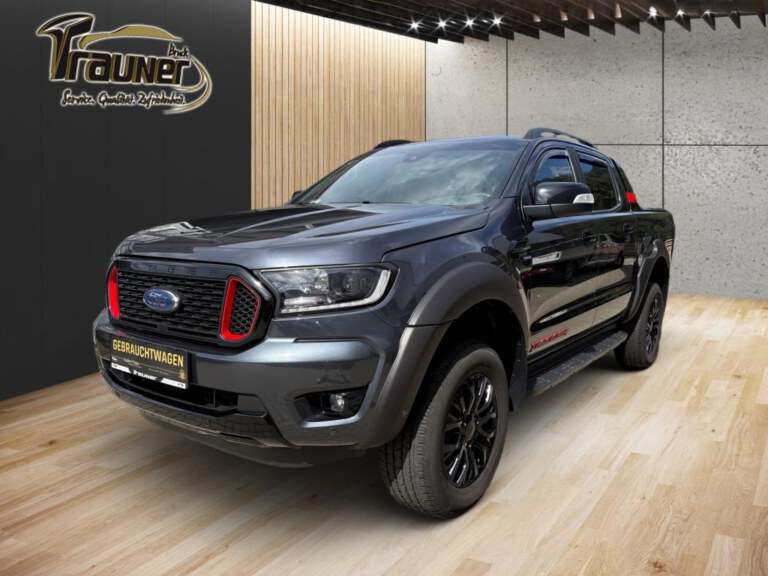 Dunkelgrauer Ford Ranger Doppelkabine im Ausstellungsraum, von vorn links mit schwarzen Rädern